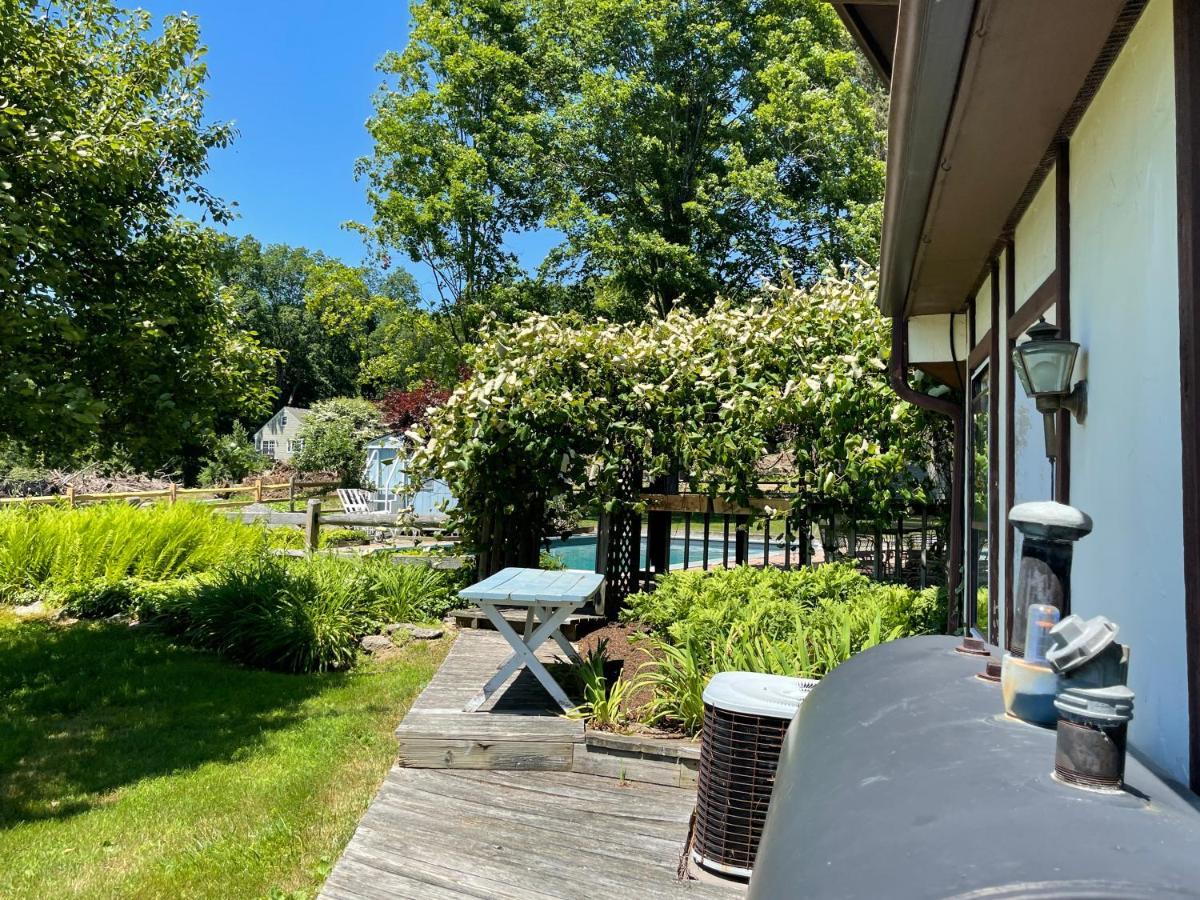 Country Lake House Nestled Between Vineyards Warren Exterior photo